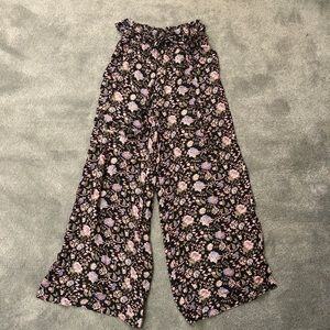 Urban cropped flower pants! NWT!